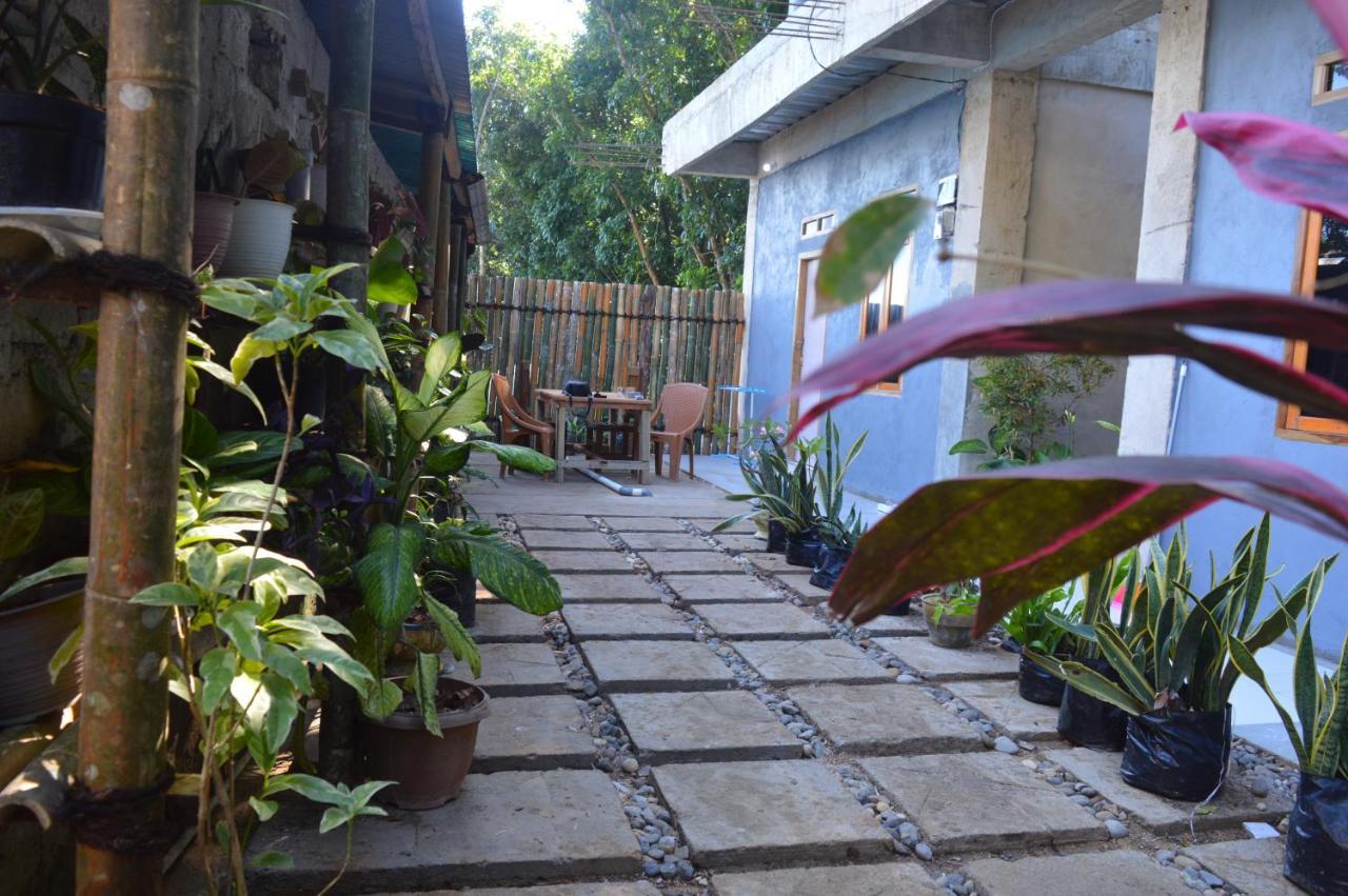 Labuan Bajo Mahoni Guesthouse Exterior photo