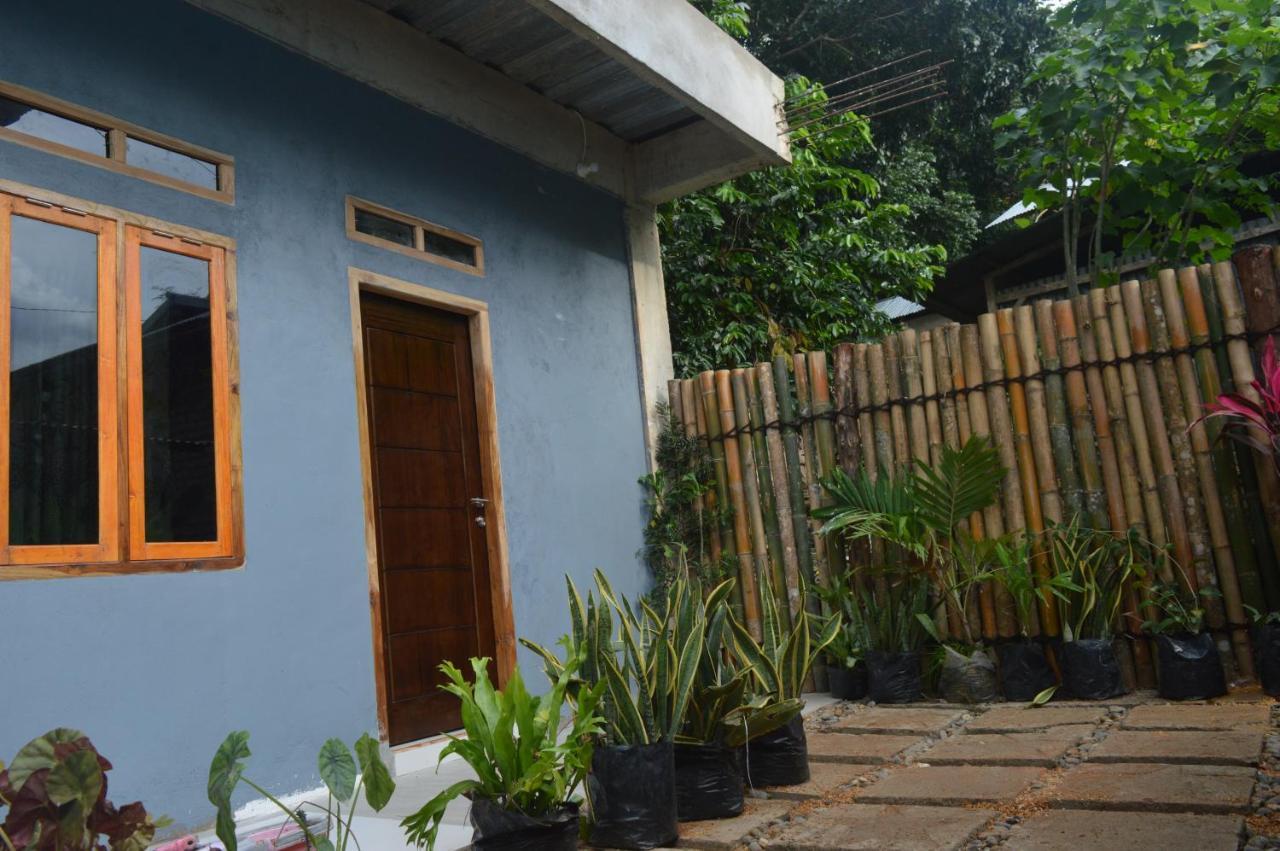 Labuan Bajo Mahoni Guesthouse Exterior photo