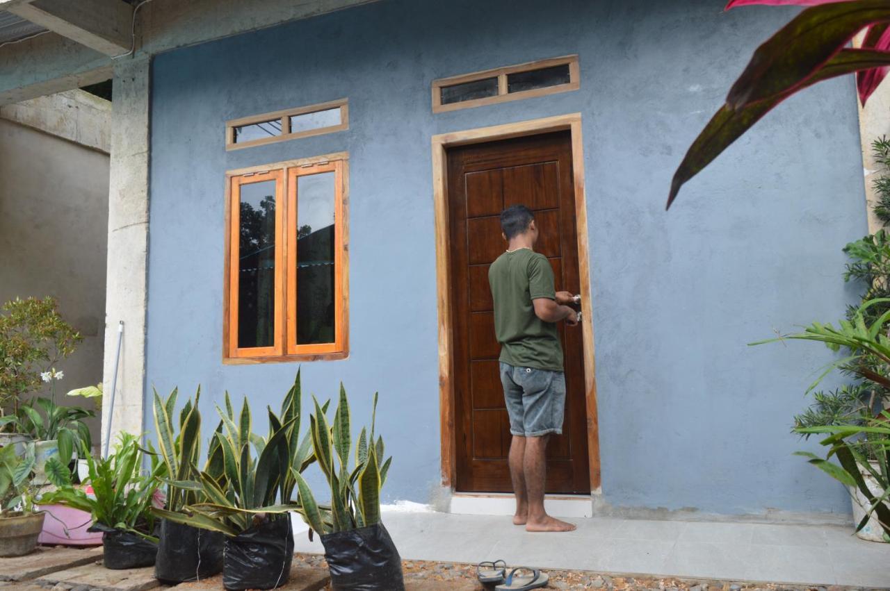 Labuan Bajo Mahoni Guesthouse Exterior photo