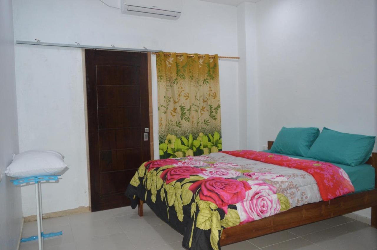 Labuan Bajo Mahoni Guesthouse Exterior photo