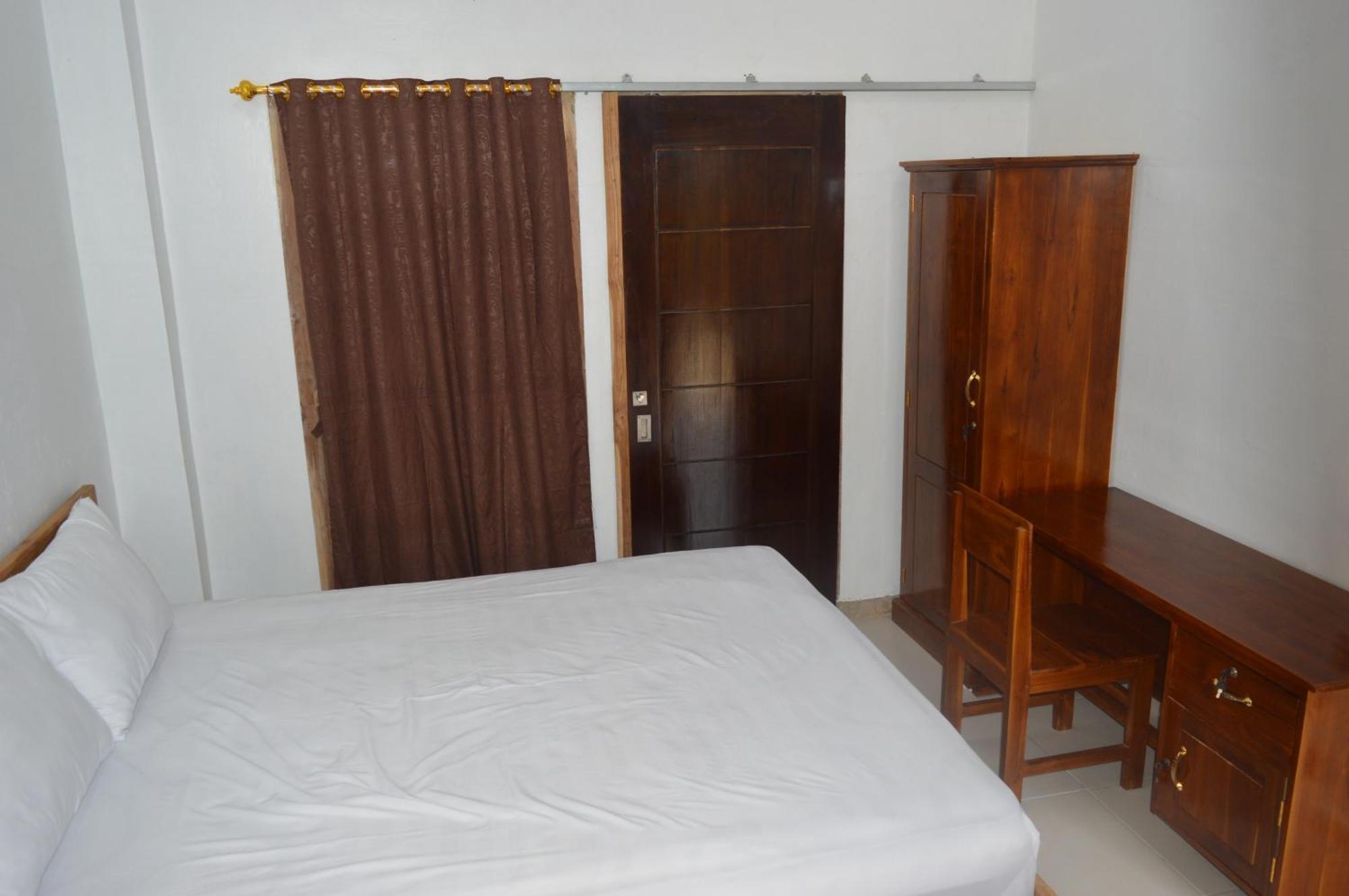 Labuan Bajo Mahoni Guesthouse Exterior photo