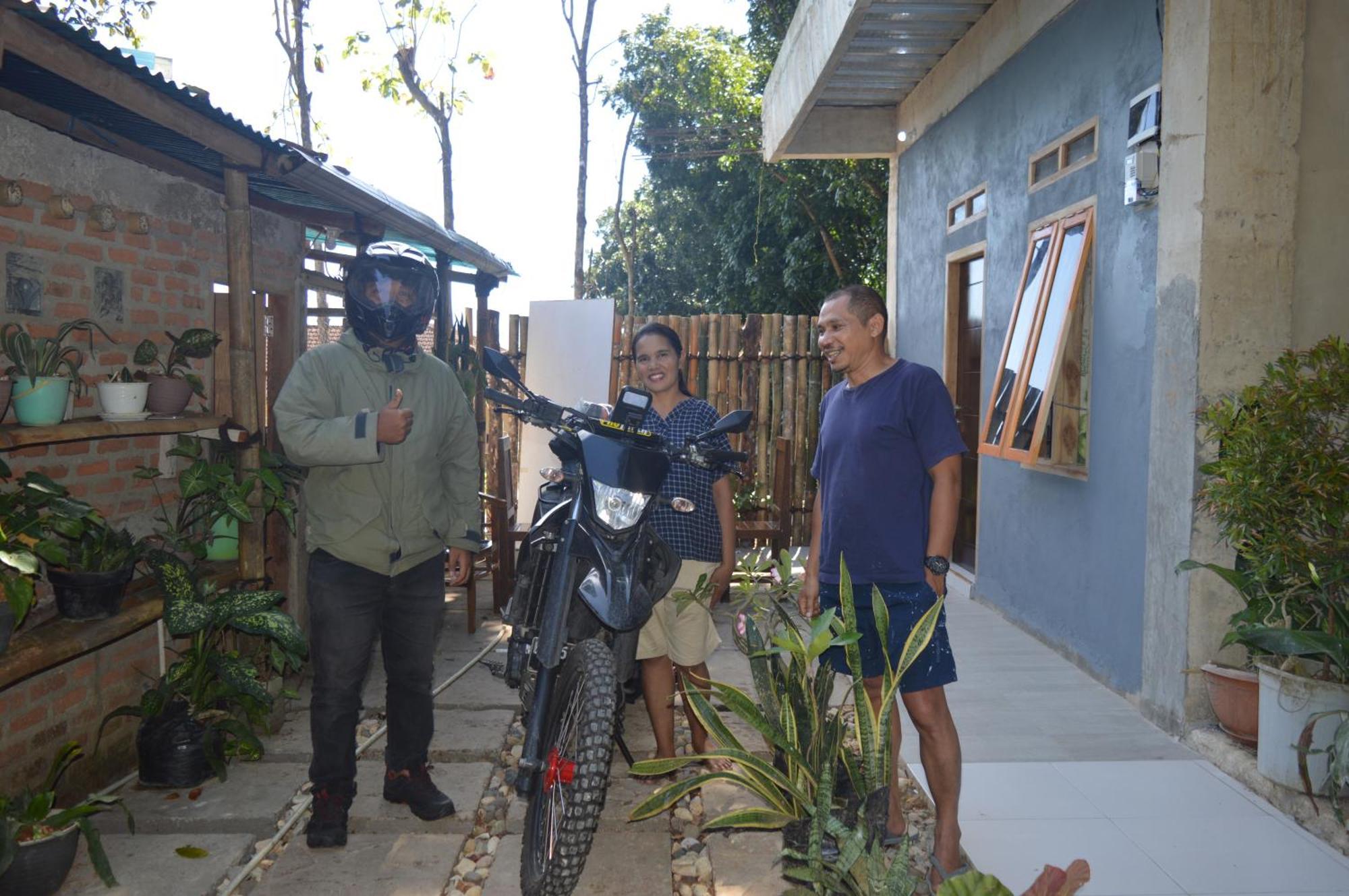 Labuan Bajo Mahoni Guesthouse Exterior photo