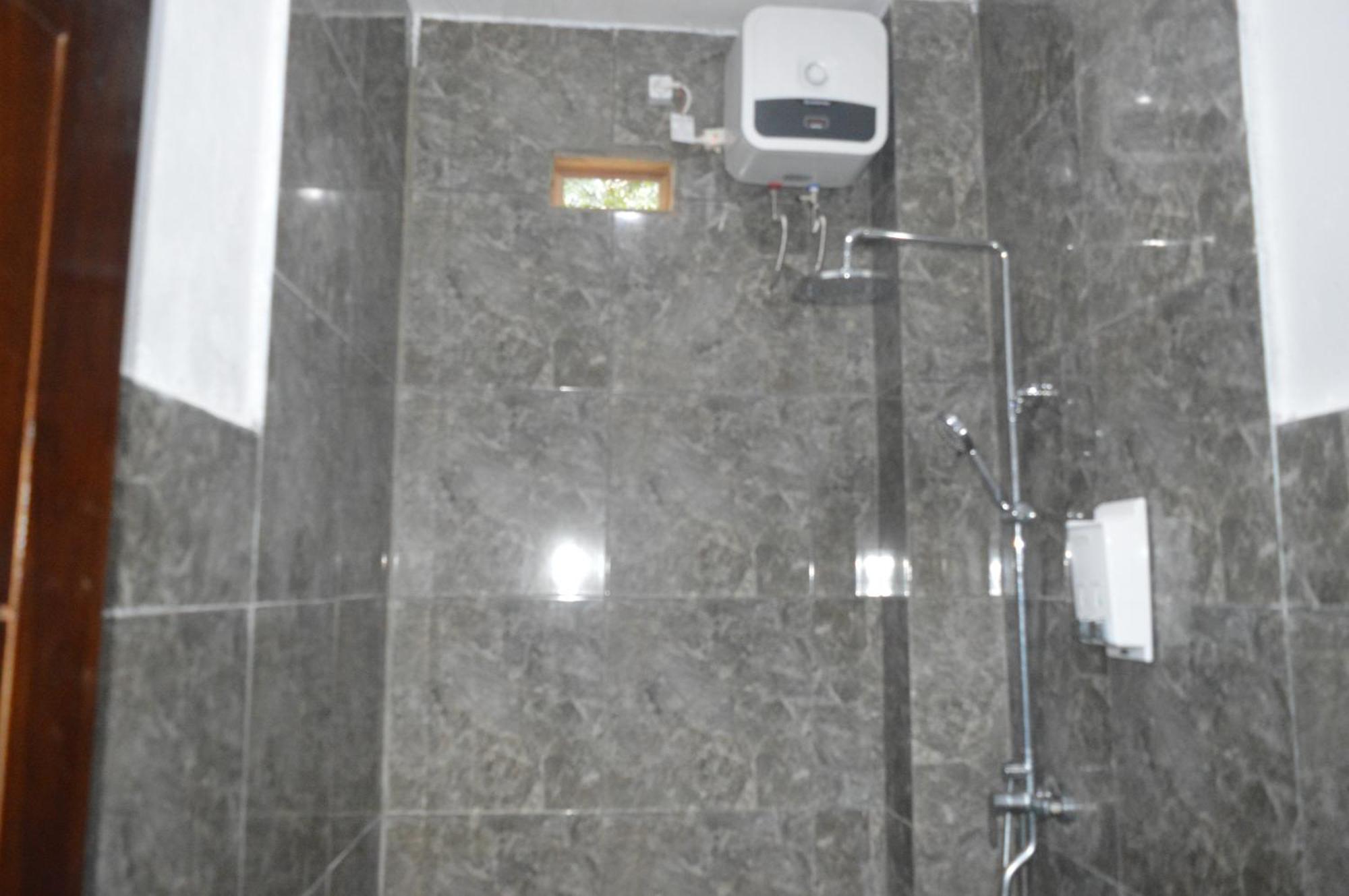 Labuan Bajo Mahoni Guesthouse Exterior photo