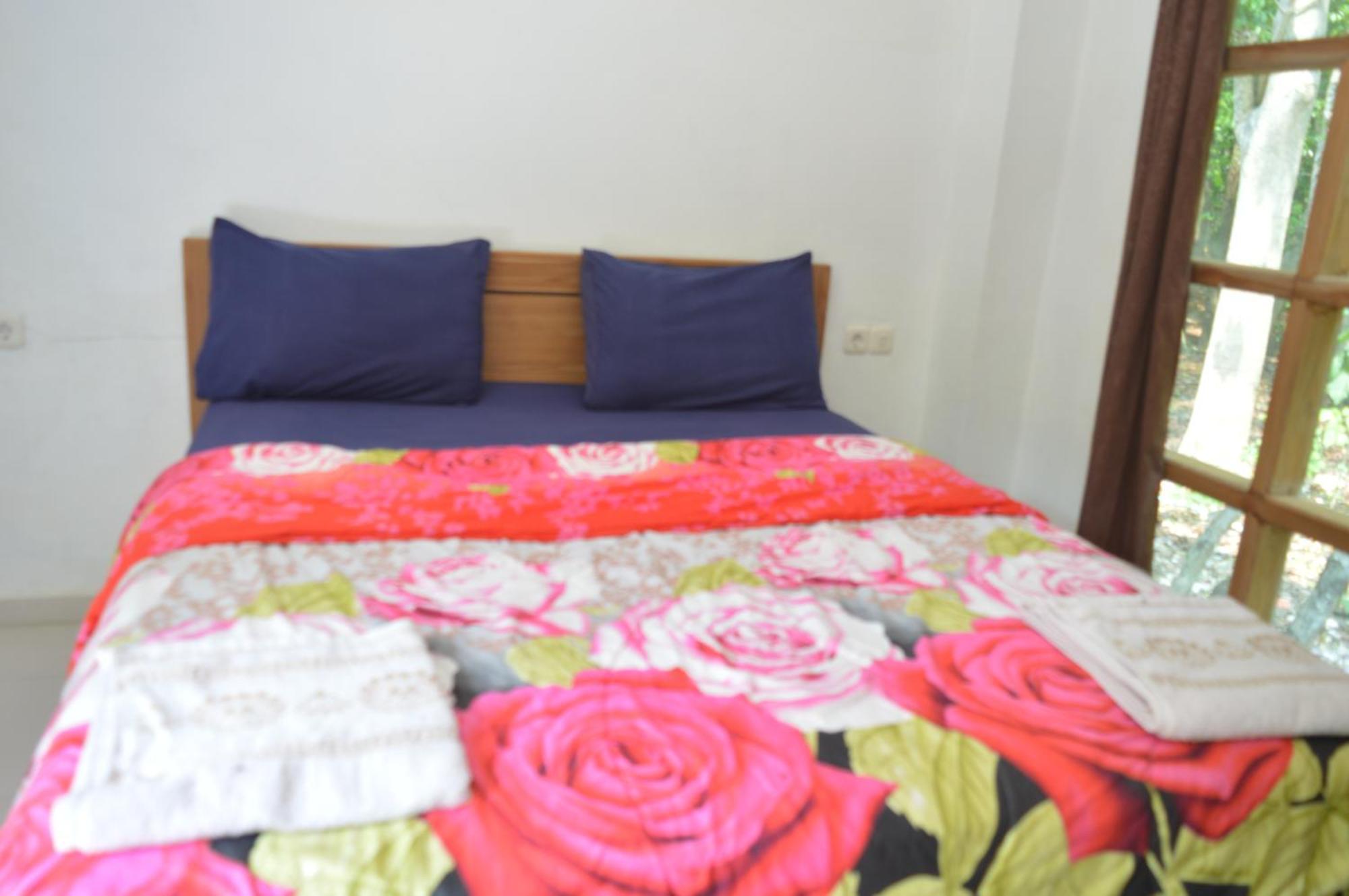 Labuan Bajo Mahoni Guesthouse Exterior photo