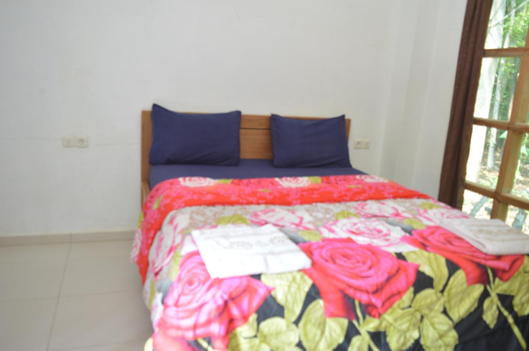 Labuan Bajo Mahoni Guesthouse Exterior photo